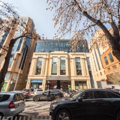 Modern 2 Bedroom apt Near Republic Square!