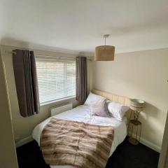 Sunny Contractor Commuter 3br, sleeps 5 with parking - Longer term bookings welcome