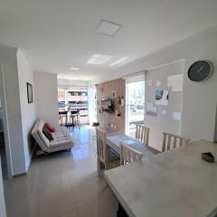 Confortável apto em Perequê com 2 vagas garagem