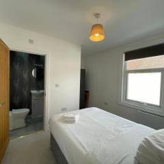 2 Rooms with Private En-Suite City Centre TS1