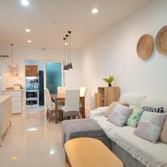 CITY HOME 5Min to Old Town, Airport Plaza.