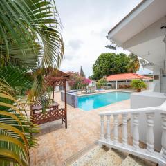 Villa Laura, Central Spacious Oasis with Private Pool