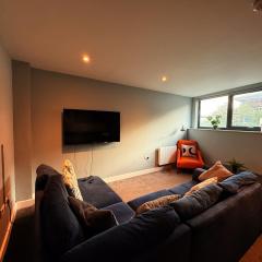 Modern 3 Bedroom Quayside Apartment - Sleeps 8 Free Parking