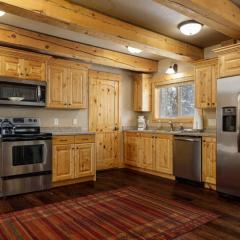 The Moccasin Lodge with Hot Tub and Fire Pit Escape