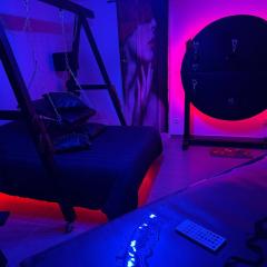L'Atelier KUROI - Love Room BDSM - Balançoire, Banc de fessée, Cage, Croix, Tantra