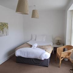 The Green House Durham Large Family & Contractor Stay Sleeps 12 with Ample Parking