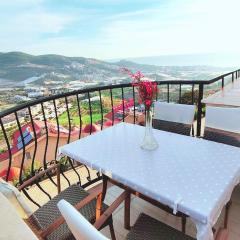 Alanya Goldcity de ana binaya yakın deniz-doğa manzaralı villa