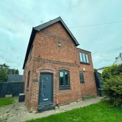 3BR Home, Driveway Parking, 1GB WiFi