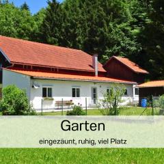 Salzkammergut Homes Gmunden - Haus im Grünen, Ruhe, großer eingezäunter Garten - ideal für Familien und Hunde