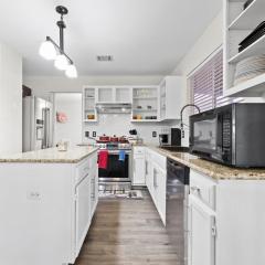 Family Retreat Near Kalahari - Sleeps 11-Modern