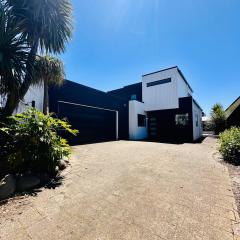 Modern Costal Escape-with Spa