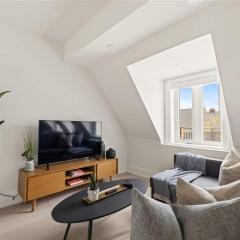 Stylish 2BR Toronto Condo Comfort & Convenience
