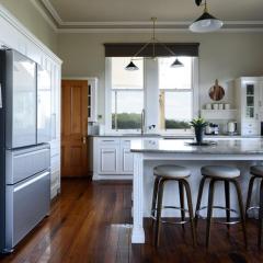 Historic Homestead: Views & Shared Tennis Court