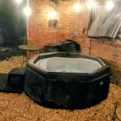 Secret Heated Dome, Hot Tub,Firepit Projector in Lincoln