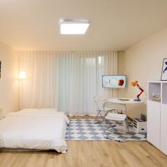 1'Near Hongdae Station, 30sec on foot