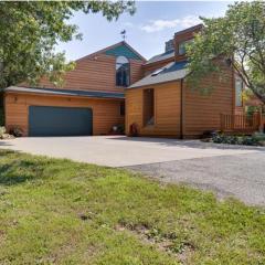 Country Stay 6 Min to Town with Deck & Jetted Tub