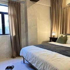 Near NAIA Newport Sarasota 1 BR Airport