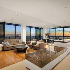Skyline Penthouse Southbank 3BR 2BA Free Parking Near Crown