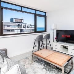 King and Queen bed Sea and Mountain View Promenade