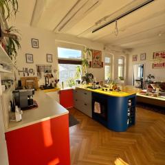 Spacious duplex in Schillerkiez-Neukölln with projector bathtub terrace and rooftop sunset view over Tempelhofer Feld