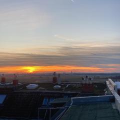 Spacious duplex in Schillerkiez-Neukölln with projector bathtub terrace and rooftop sunset view over Tempelhofer Feld