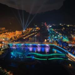 张家界武陵源山边溪上客栈-About a 10-minute walk from the east gate of the Forest Park - there is a beautiful little river at the entrance - free recommended travel routes provided - Tickets for attractions can be booked in advance