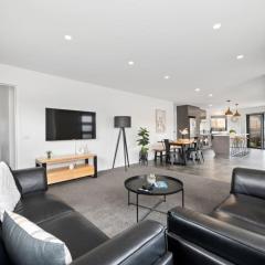 Modern Villa close to shops-10mins to City