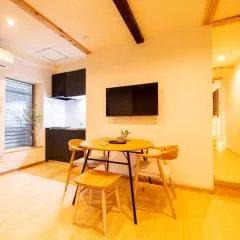 ひとあかり 東山 Hitoakari Higashiyama-A Warm and Modern Machiya Stay