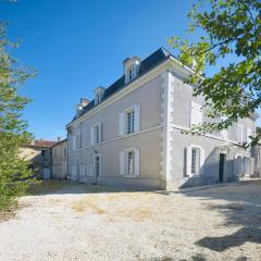 Demeure 13 Personnes Au Centre Ville De Ruffec