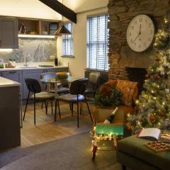 Spacious - Contemporary 2BR Apartment - Central Ambleside - Parking