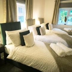 Shining 2 BDR in Colchester - Sleeps up to 6 Guests - Parking - WiFi - Business - Contractors - Families - Long Term Stays