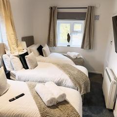 Elegant 2-BDR in Colchester - Guests up to 6 Sleeps - Parking - Hi-Speed Wi-Fi - Business - Contractors - Families - Long Term Stays