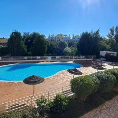 3 bed 2 bath Spacious Modern Aparment - Communal Pool and Gardens