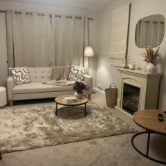 Orchard Place Semington By N And N Stays, 20 Mins From Bath, Perfect for Contractors and Workers, Pvt Parking for 2 vehicles