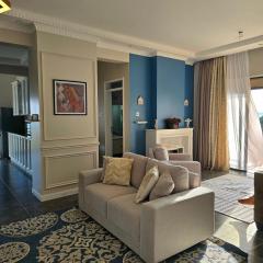 Water's Edge Lakefront Apt at Pacific Victorian