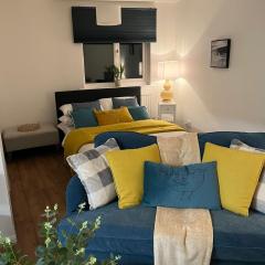 Cosy studio near Kingston free parking