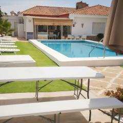 Chalet de Lujo con Piscina Privada cerca de Sevilla