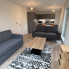 Elegant 2-Bed Apt in City, Sleeps 5 with Parking