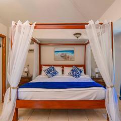 Honeymoon Suite/ Sleeps 3 Walk 2 Beach +Pool!