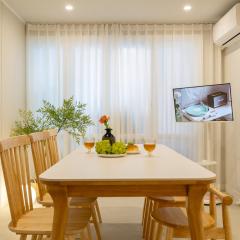 홍대입구역 5분, 최대7인, 넓은 거실, 짐보관, 호텔식 침구,세탁건조기, 홍대