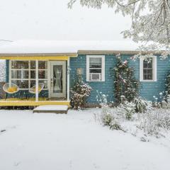 Well-equipped Lakeshore Getaway Hottubpdlboard