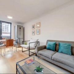 Elegant Barbican Apartment - Spacious and Central