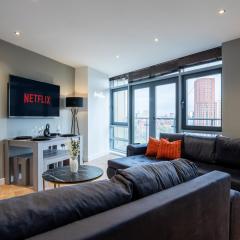 2BR City Flat - Sleeps 8 - Balcony With View