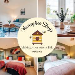 Peterborough modern & stylish 4 bed home with free parking