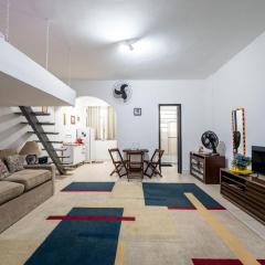 A 1 quadra da Praia do Leme, rodeado de comércios