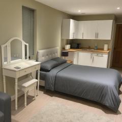 Cosy Cabin Retreat 5 Minutes from Gatwick Airport