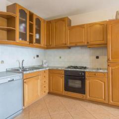 Six Bedroom Holiday House With Pool