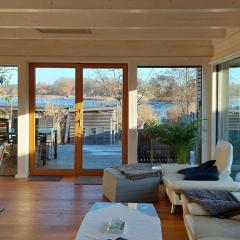 Modern retreat on Lake Warin