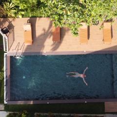 Вилла с бассейном и видом на рисовые поля и джунгли