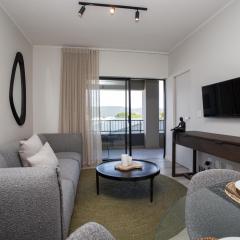 303 Seahorse - Premium 2 Bedroom Apt with Pool & Parking